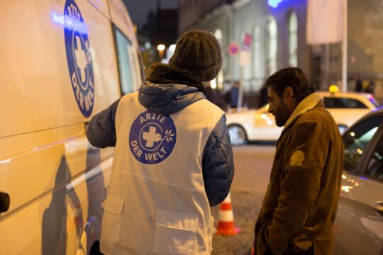 Unsere Teams bieten medizinische Versorgung und Sozialberatung - in unseren Anlaufstellen oder mit mobilen Teams, wie hier am Münchner Hauptbahnhof. © Laura Schweizer
