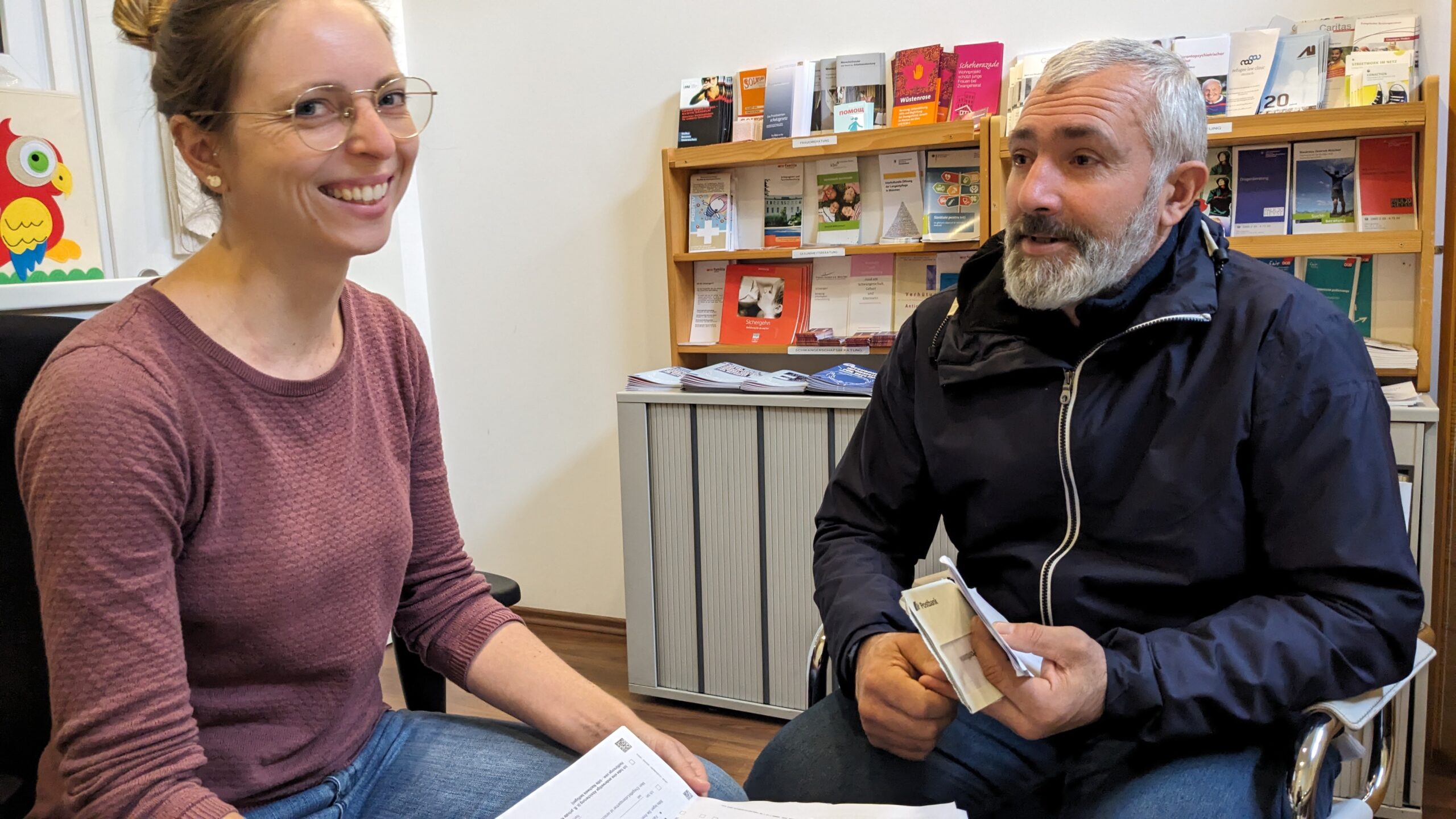 Ein Mann und eine Mitarbeiterin von Ärzte der Welt in der Praxis von open.med München. © Ärzte der Welt