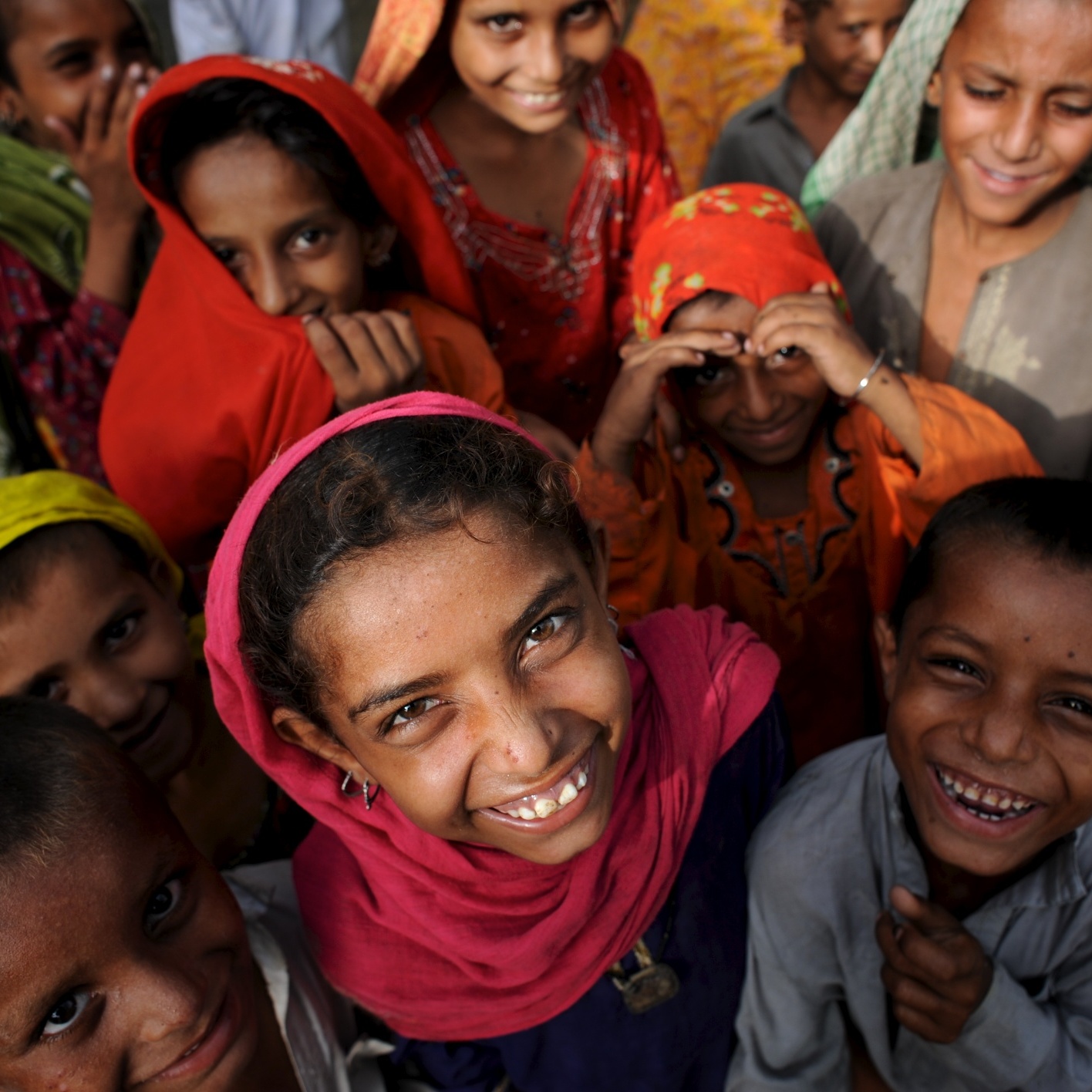 Bangladesch: Eine Gruppe von lachenden Kindern. Ärzte der Welt leistet hier medizinische Hilfe. © Ärzte der Welt