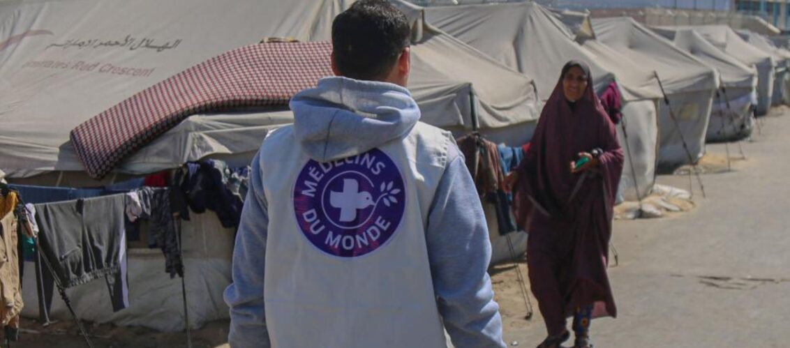 Ein humanitärer Helfer läuft durch eine palästinensisches Flüchtlingslager. Foto: Ärzte der Welt