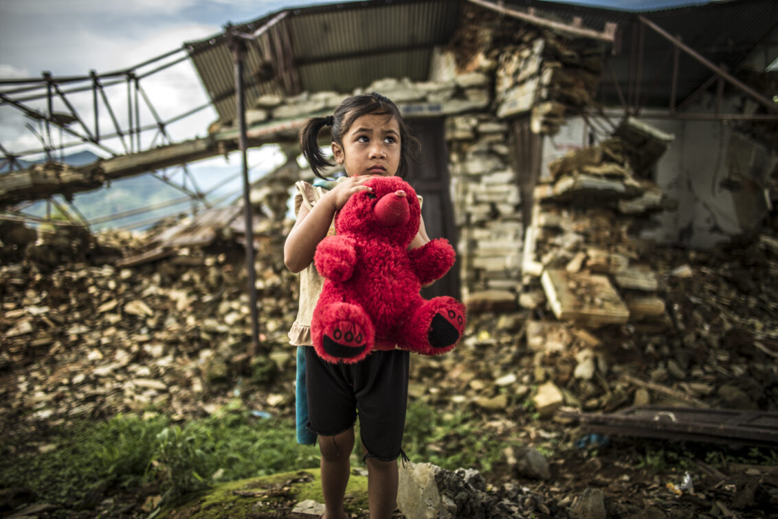 20150723 - NEPAL, SINDHUPALCHOK DISTRICT: Reconstruction après le tremblement de terre. Le 23 juillet 2015. PHOTO OLIVIER PAPEGNIES / COLLECTIF HUMA Ein Kind vor ihrem zerstörten Zuhause in Nepal © Olivier Papegnies