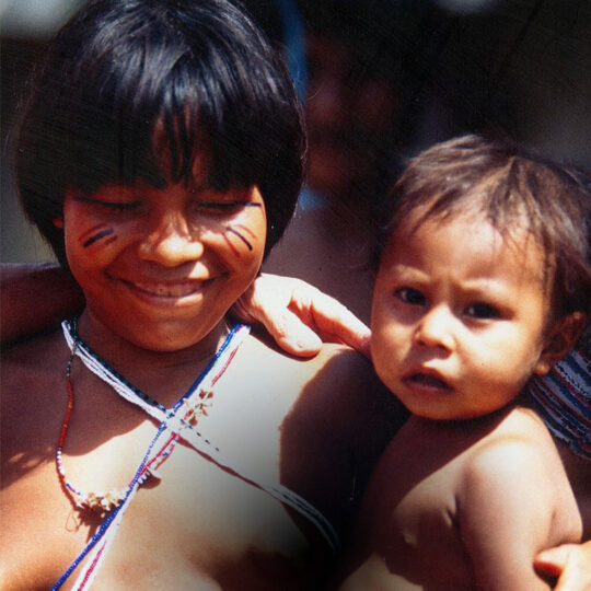 Eine junge Yanomami-Frau mit ihrem Kind in Brasilien