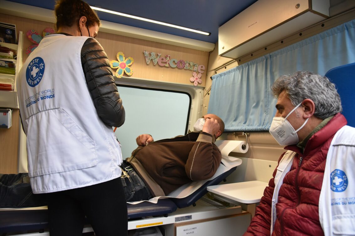 Ein Patient wird im Behandlungsbus von open.med München behandelt.