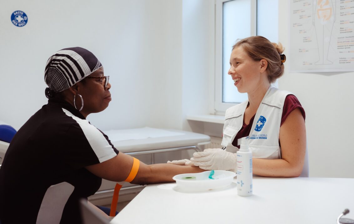 Eine Ärztin behandelt eine Frau in der medizinischen Anlaufstelle von open.med Berlin-Lichtenberg.