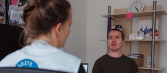 © Max Avdeev Patientengespräch bei open.med Berlin-Lichtenberg.