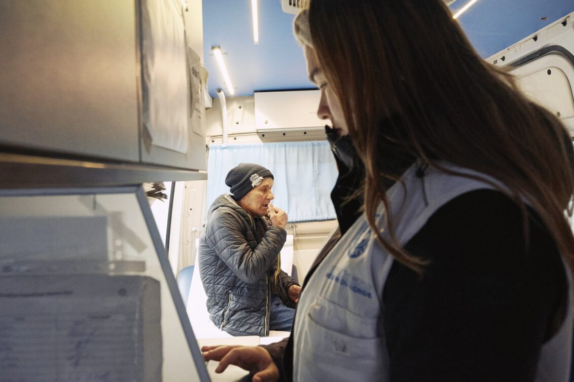 Im Behandlungsbus von open.med München nehmen Menschen ohne Krankenversicherung medizinische Hilfe in Anspruch.