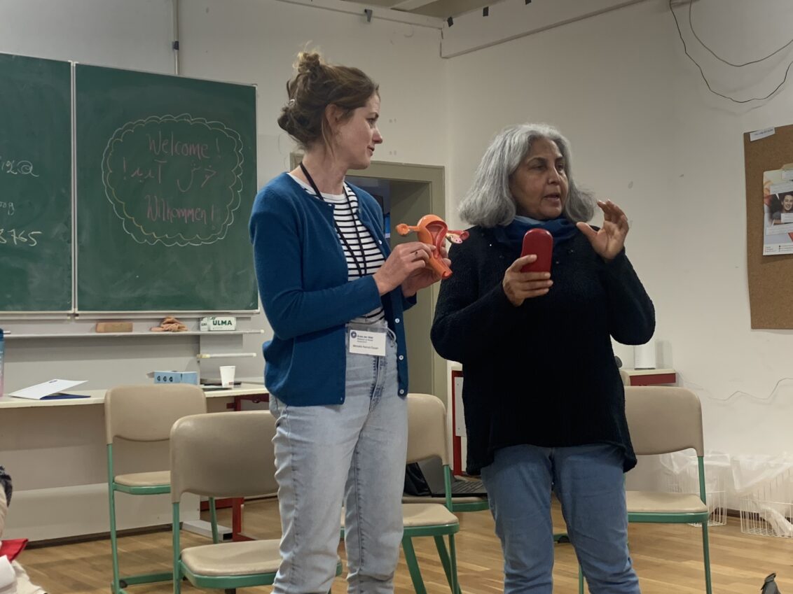 Michelle Kerndl-Özcan gibt einen Workshop zum Thema sexueller Gesundheit.