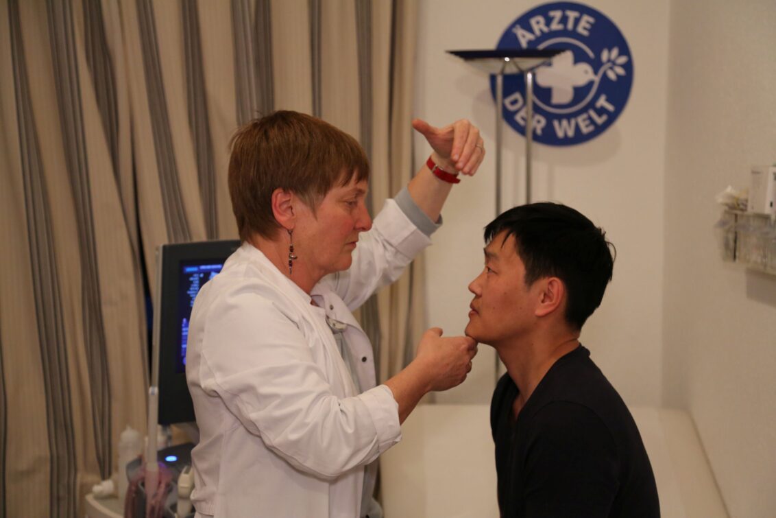 In der Münchener open.med Praxis nehmen Menschen ohne Krankenversicherung medizinische Hilfe in Anspruch.