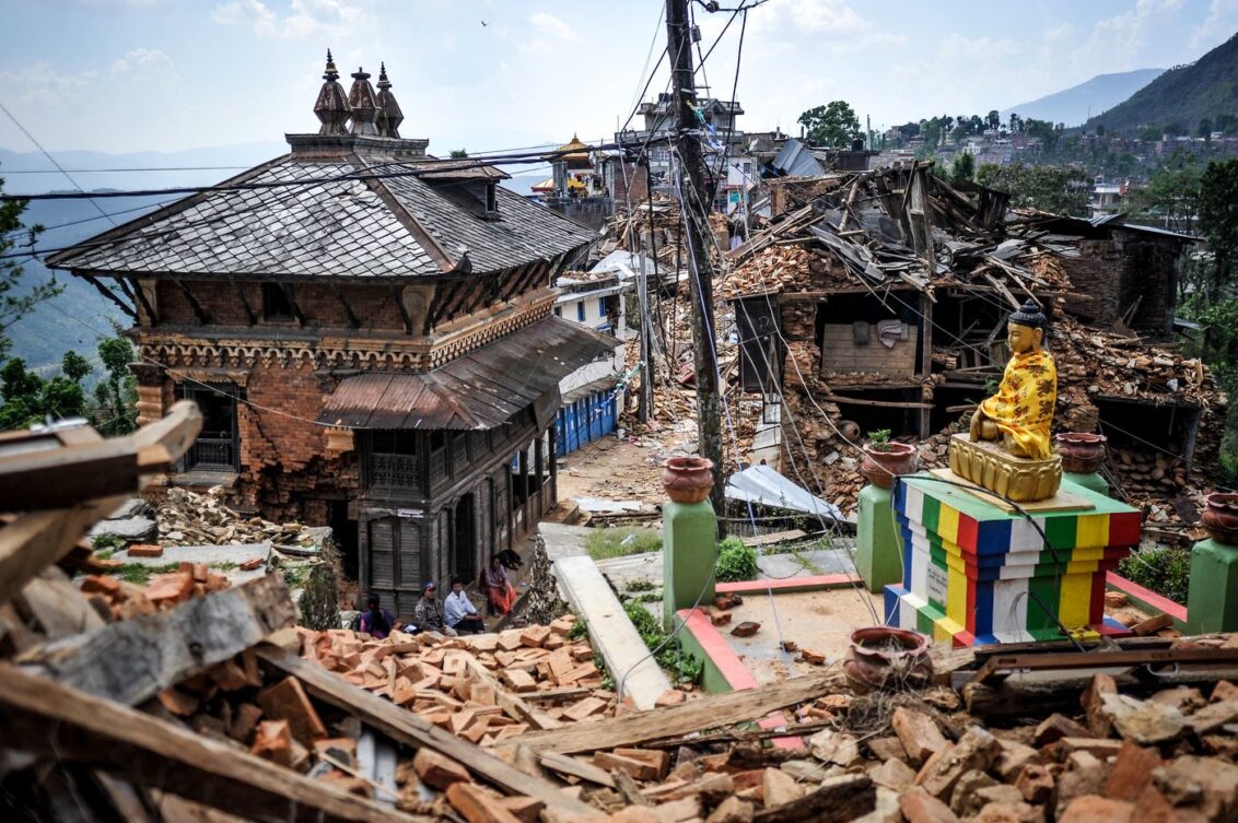 Nach der Zerstörung durch das Erdbeben in Nepal in 2015 versorgt Ärzte der Welt die Verletzten.
