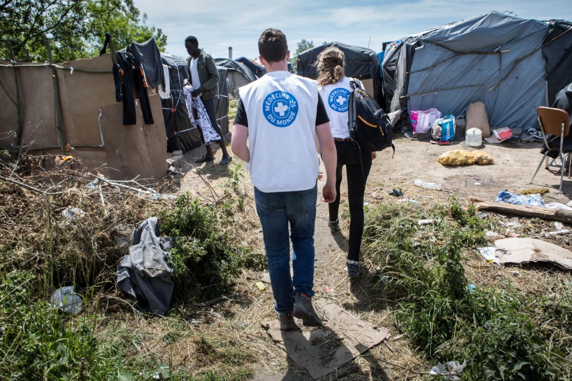 Ehrenamtliche Helfer*innen im Dschungel von Calais.