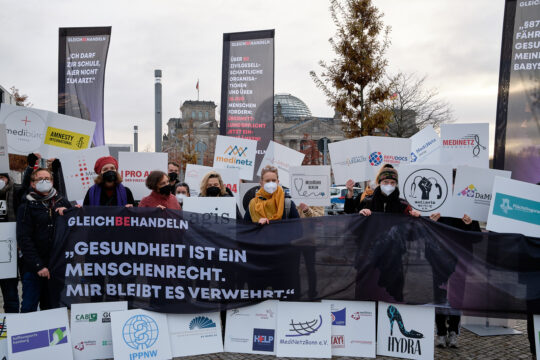 Ärzte der Welt bei einer Protestaktion im Zuge der Kampagne #gleichbehandeln vor dem Bundestag.