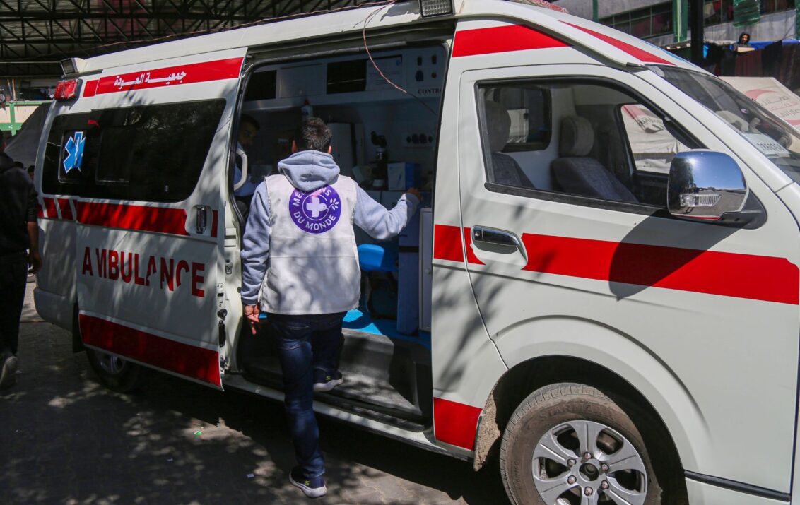 © Ärzte der Welt Ein Mitarbeiter von Ärzte der Welt steigt in einen Rettungswagen.