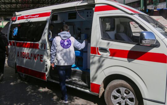 Ein Mitarbeiter von Ärzte der Welt steigt in einen Rettungswagen.