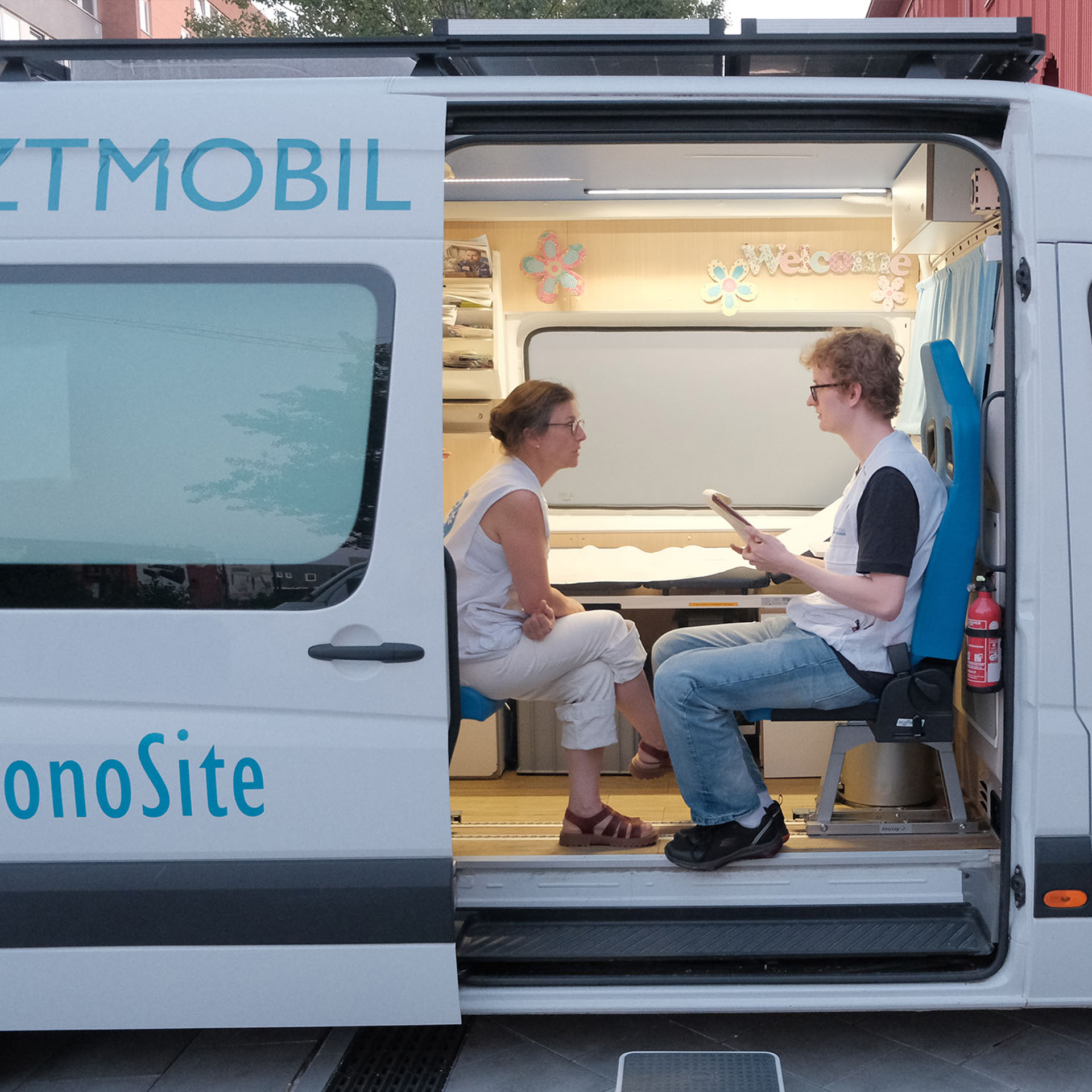 Zwei ehrenamtliche Mitarbeitende im Gespräch.