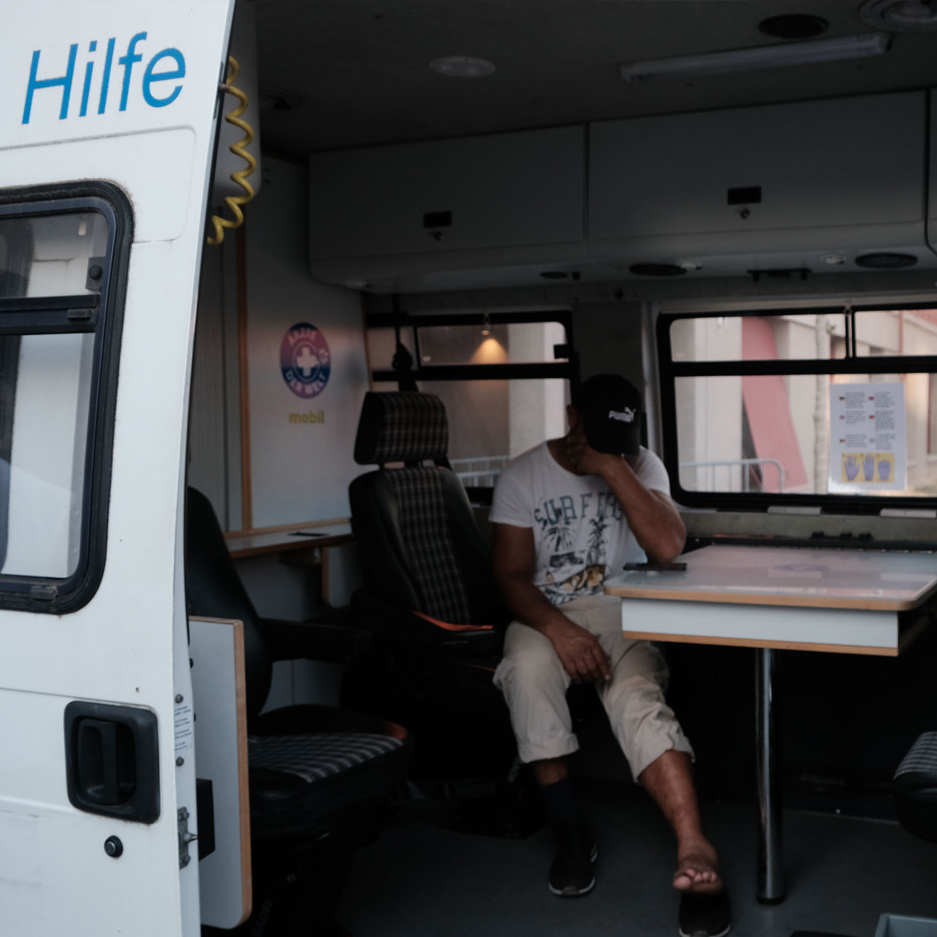 Ein Patient von open.med München sitzt im Behandlungsbus.