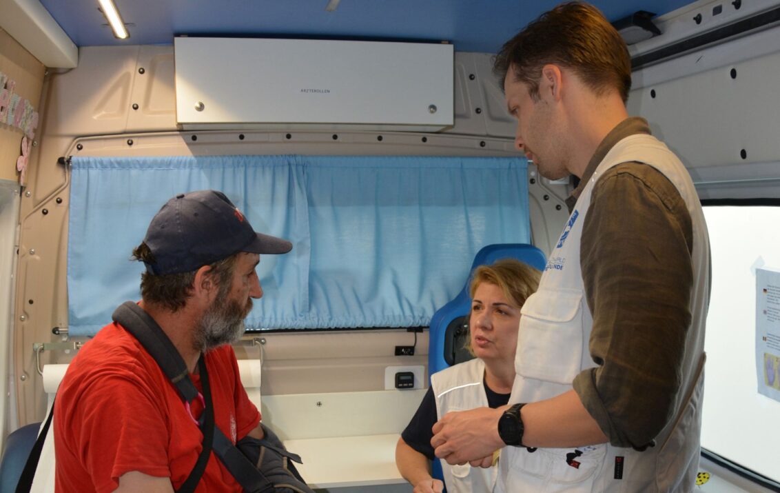 © Ärzte der Welt Der open.med Behandlungsbus beim Übernachtungsschutz in Bayern.