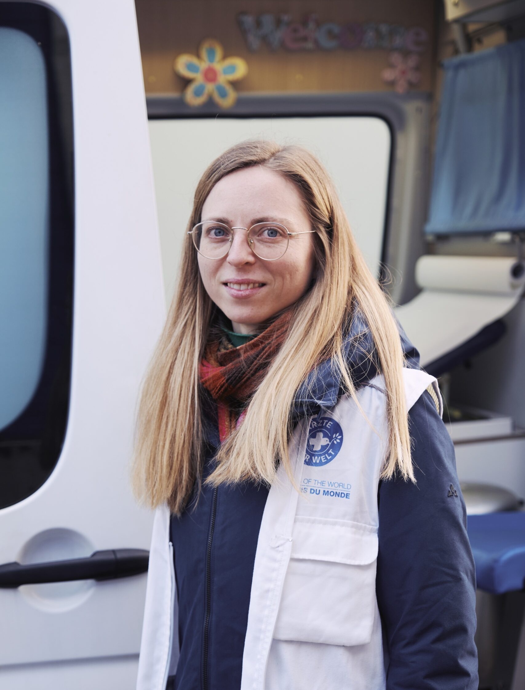 Annemarie Weber, Projektleitung open.med München, vor dem Behandlungsbus.