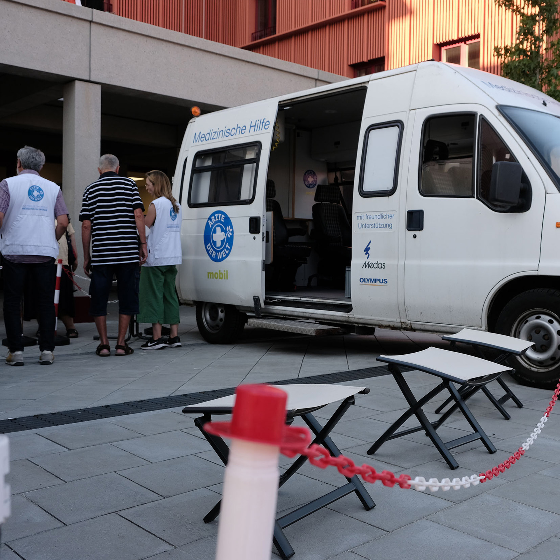 Der Behandlungsbus von open.med München im Einsatz.