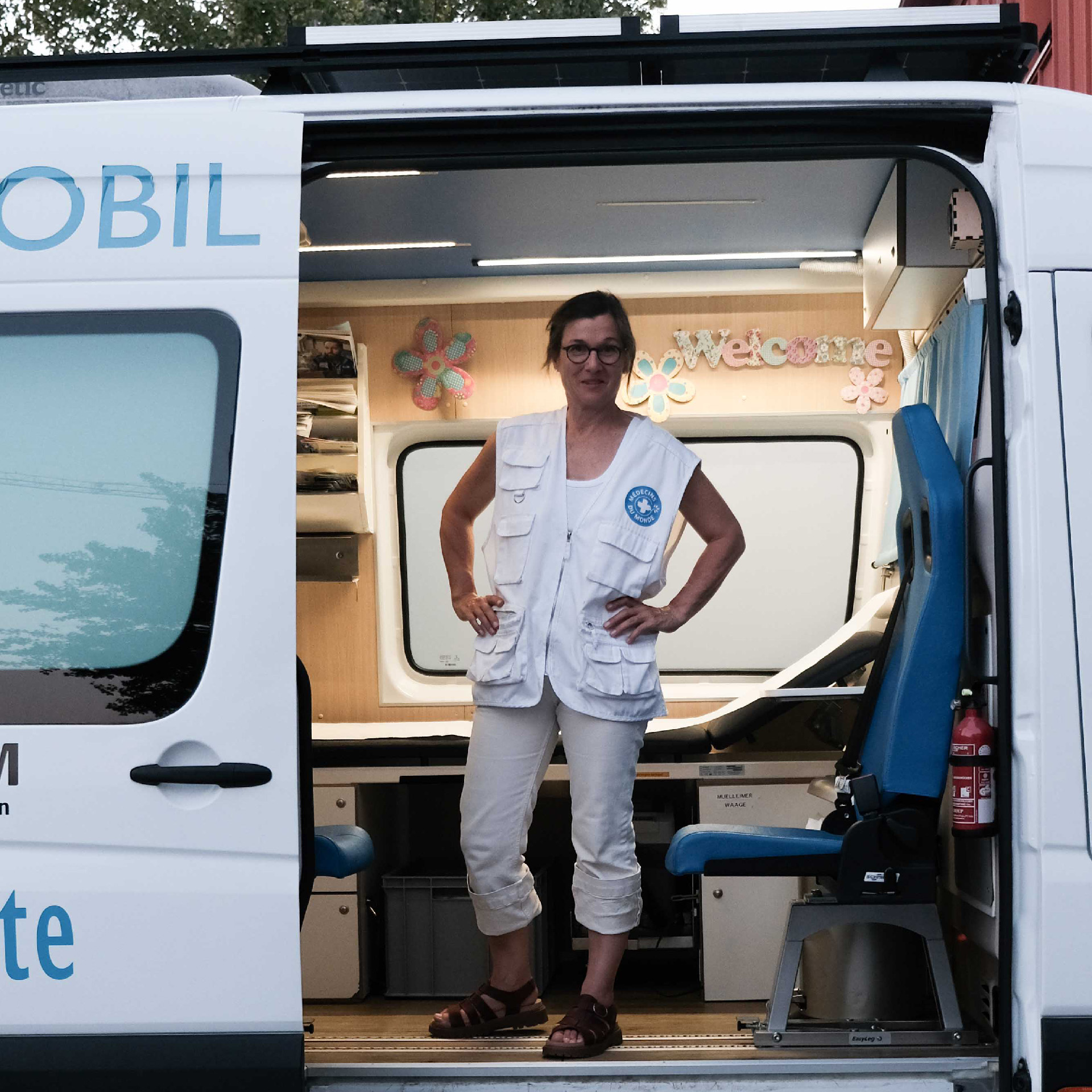 Eine ehrenamtliche Ärztin vom Teams open.med München im Behandlungsbus