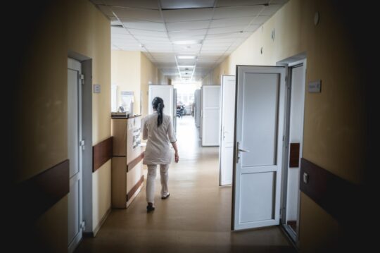 © Eduard Kryzhanivsky Gang mit offenen Türen auf einer Station im Krankenhauses.