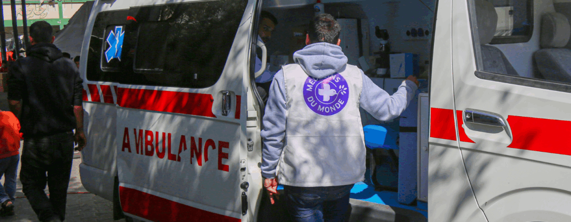 © Ärzte der Welt Ein Mitarbeiter von Médecins du Monde in Gaza steht an der Tür eines Krankenwagens. © Ärzte der Welt