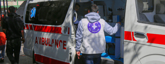 © Ärzte der Welt Ein Mitarbeiter von Médecins du Monde in Gaza steht an der Tür eines Krankenwagens. © Ärzte der Welt