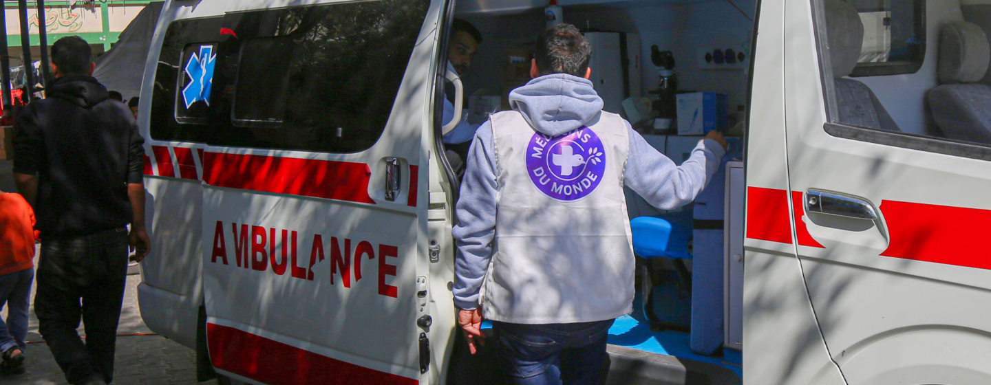 © Ärzte der Welt Ein Mitarbeiter von Médecins du Monde in Gaza steht an der Tür eines Krankenwagens. © Ärzte der Welt