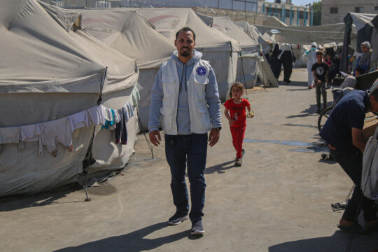 Ein Mitarbeiter von Ärzte der Welt ist mit einer mobilen Klinik in Rafah.