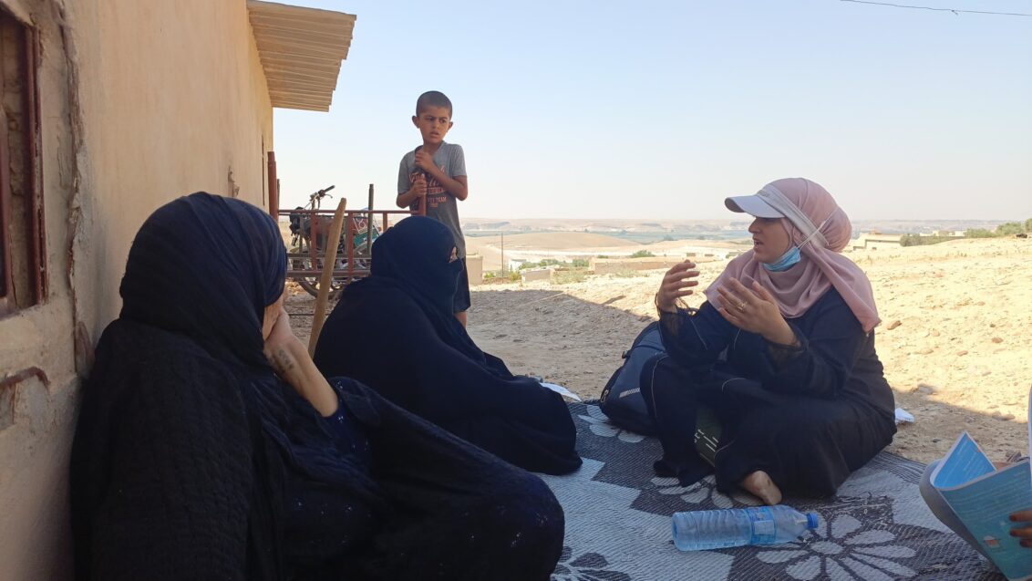 Geflüchtete Frauen im Nordosten Syriens sitzen mit einer Psychologin von Ärzte der Welt zusammen.