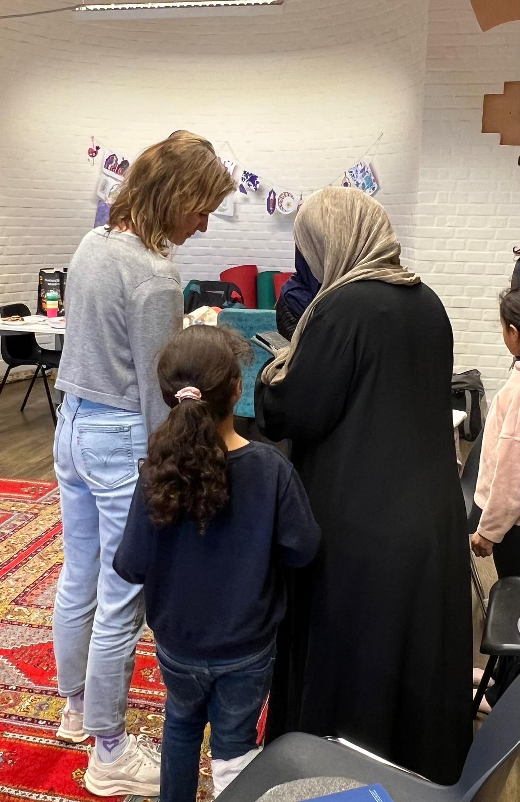 Projektleiterin Michelle Kerndl-Özcan berät eine Workshop-Teilnehmerin.