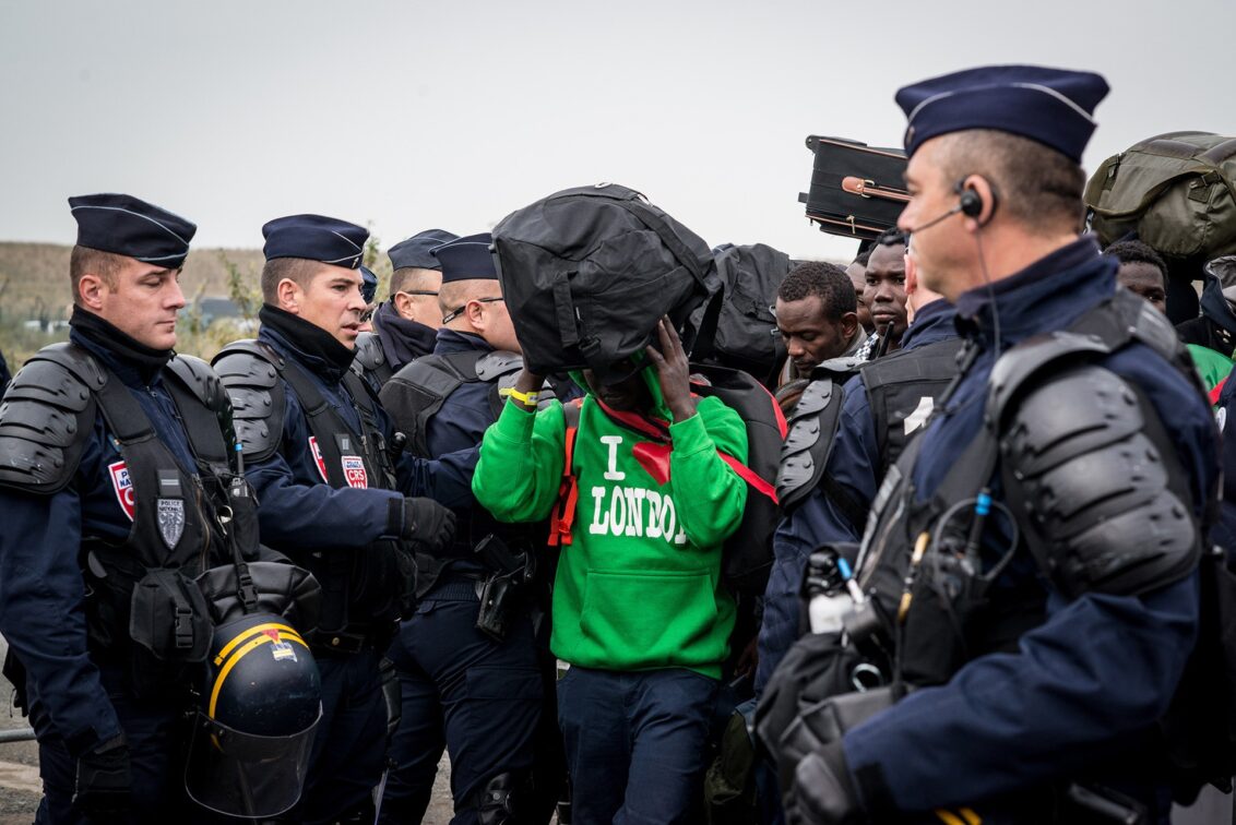 Sicherheitskräfte und Migrant*innen in Calais. © Guillaume Pinon