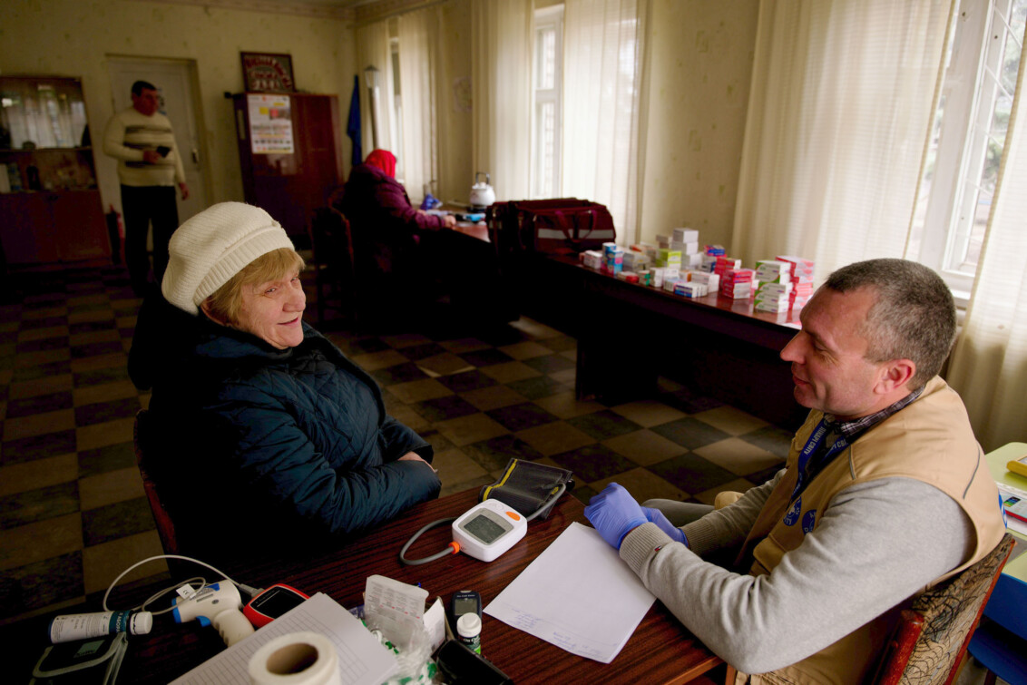 Eine Patientin in Kramatorsk im Gespräch mit einem Mitarbeiter von Ärzte der Welt