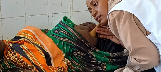 Eine Medizinerin hört den Bauch einer schwangeren Frau ab. @ Ärzte der Welt