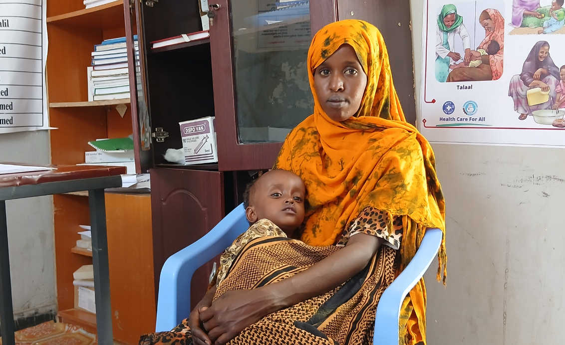 Sawda Tahir und ihr neun Monate altes Baby Ebide werden medizinisch versorgt.