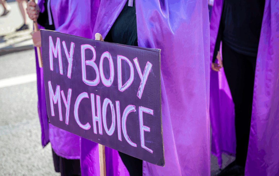 Demoschild mit der Aufschrift "My body, my choice" am Aktionstag für sexuelle Selbstbestimmung,
