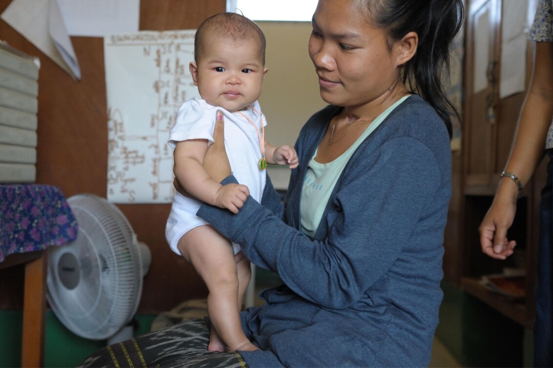 Eine junge Mutter und ihr Baby im Gesundheitszentrum Nadee in Laos. ©Lam Duc Hien