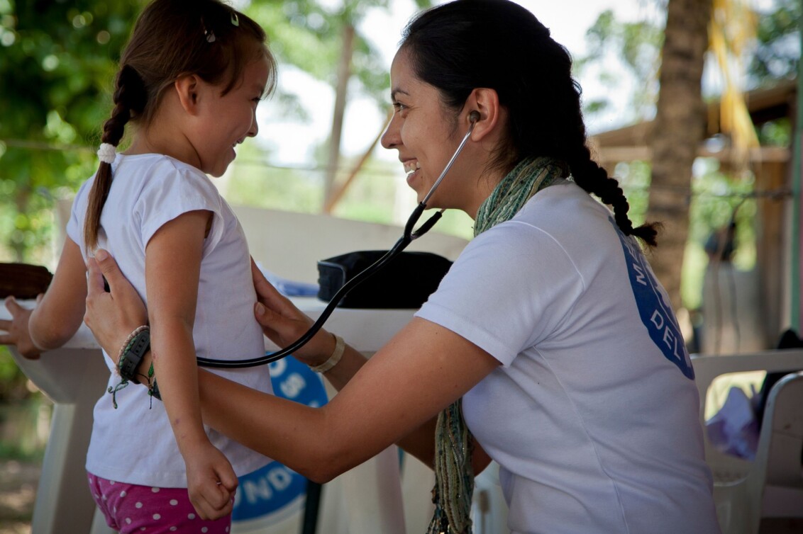 Venezuela: Eine Mitarbeiterin von Ärzte der Welt hört die Atmung eines Mädchens ab. © Anida Berg
