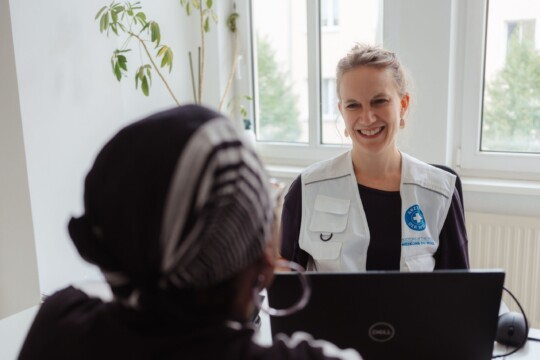 Eine Mitarbeiterin von Ärzte der Welt im Gespräch mit einer Person ohne Krankenversicherung. ©Max Avdeev