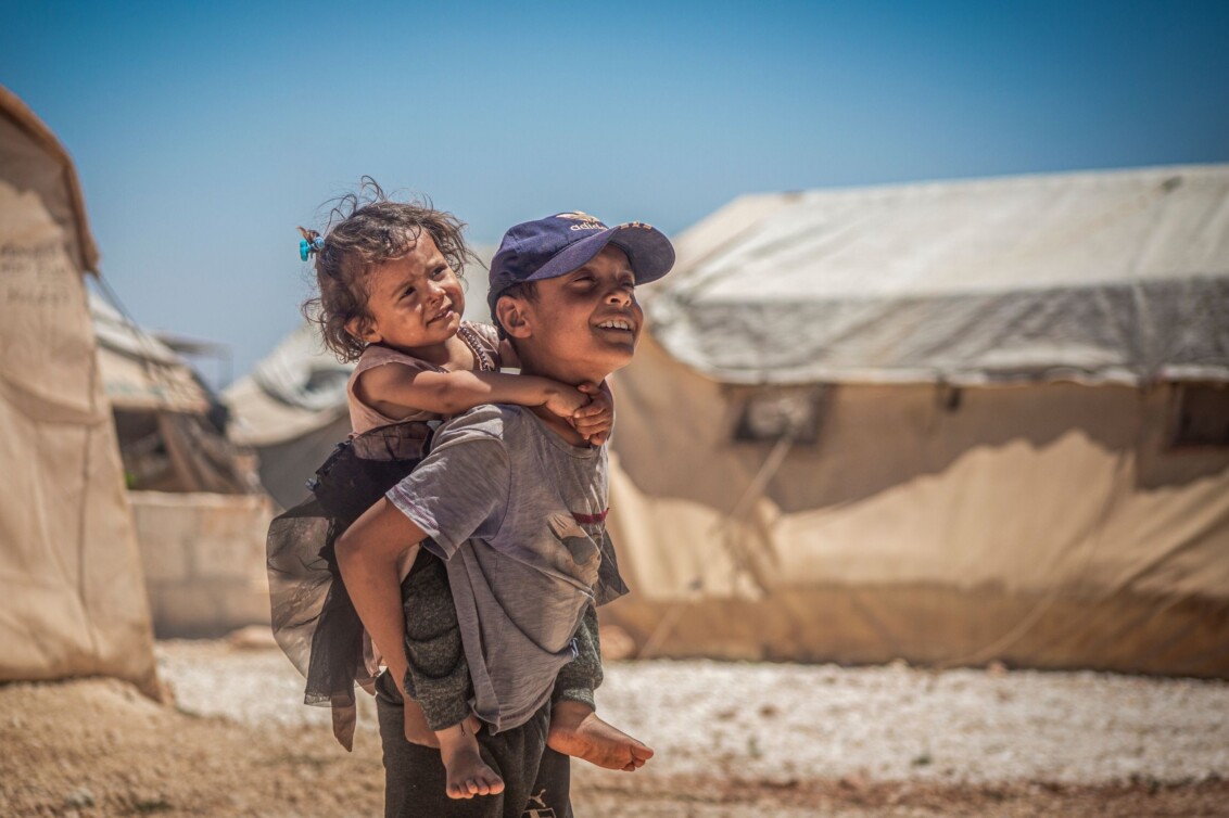 Syrien: Kinder spielen in einem Zeltlager. Ärzte der Welt leistet medizinische Hilfe nach dem Erdbeben in der Türkei und Syrien. ©Bakr-Al- Kasem