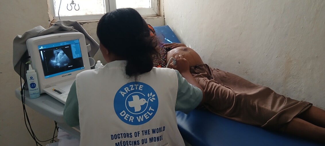 Eine Hebamme im äthiopischen Afar untersucht eine Patientin.