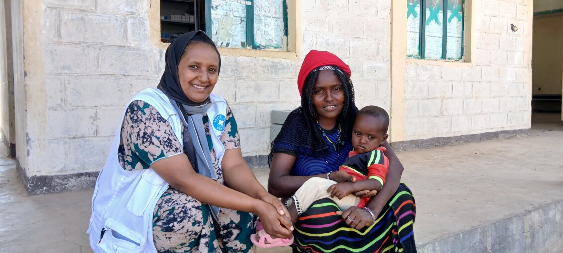 Ärzte der Welt-Hebamme Rehima Ebrahim mit einer Patientin in der äthiopischen Region Afar. ©Ärzte der Welt