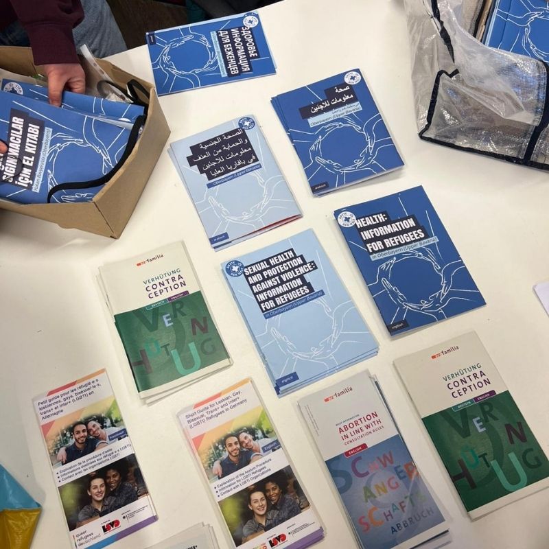 Bayern: Wichtige Informationen für geflüchtete Frauen in verschiedenen Sprachen werden aufbereitet und verteilt. © Ärzte der Welt