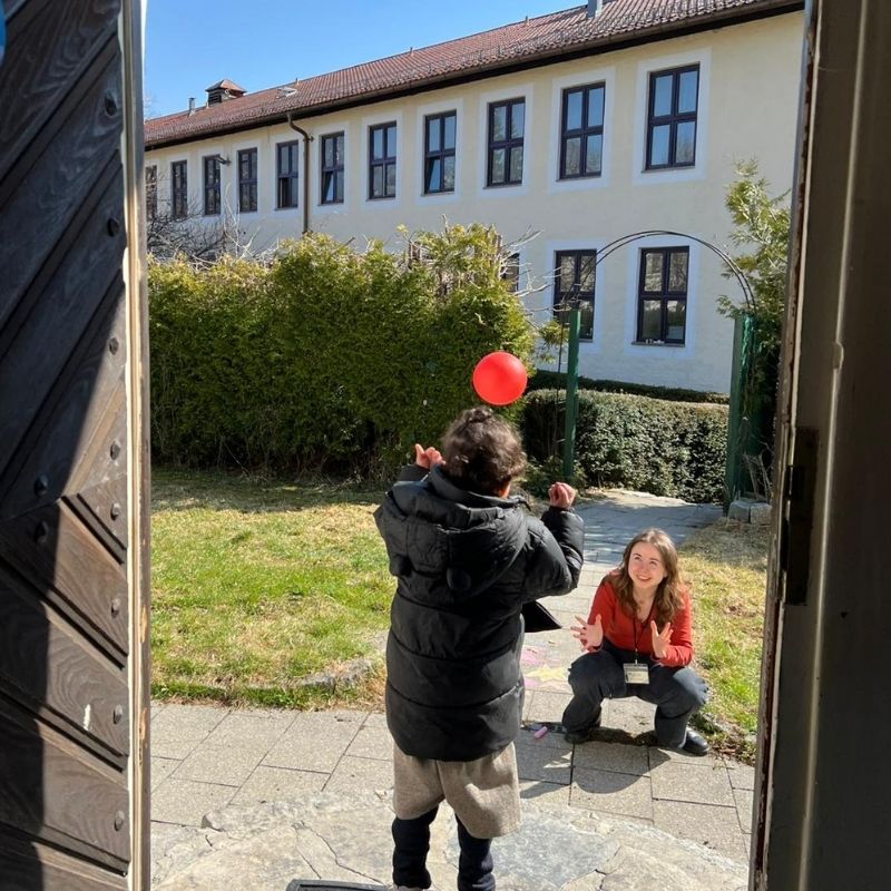 Bayern: Damit Mütter an Workshops teilnehmen können, betreuen ehrenamtliche Helferinnen in dieser Zeit die Kinder. © Ärzte der Welt