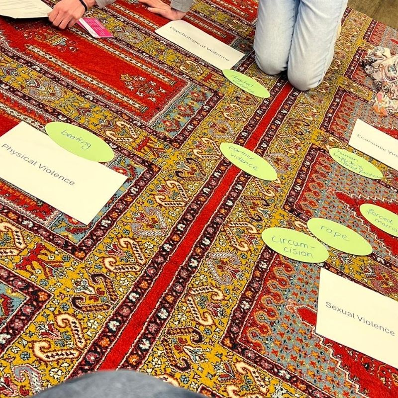 Bayern: In einem Workshop tauschen sich Teilnehmerrinnen zum Thema Gewalt und ihre unterschiedlichen Formen aus. © Ärzte der Welt