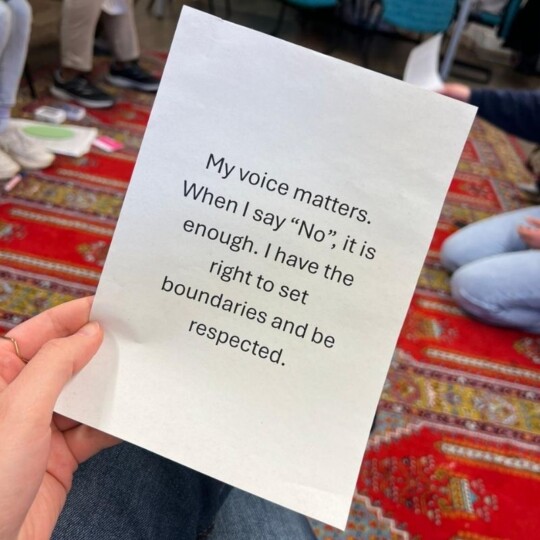 Bayern: Ein Zitat einer Frau, die geschlechtsspezifische Gewalt überlebt hat. ©Ärzte der Welt