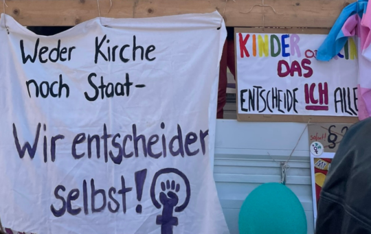 Banner auf einer Demonstration für das Recht auf Schwangerschaftsabbrüche. © Ärzte der Welt