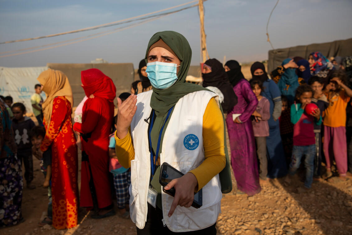 Eine Mitarbeiterin von Ärzte der Welt steht vor einer Schlange aus Frauen und Kindern im Libanon. © Ärzte der Welt