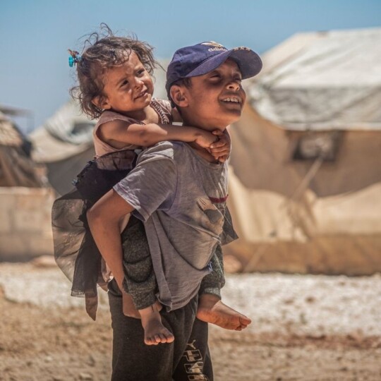 Syrien: Kinder spielen in einem Zeltlager. Ärzte der Welt leistet medizinische Hilfe nach dem Erdbeben in der Türkei und Syrien. © Ärzte der Welt