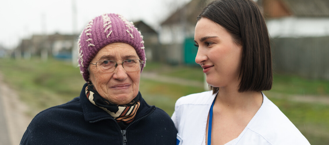 Eine Mitarbeiterin von Ärzte der Welt spricht tröstet eine Frau in der Ukraine © Yevhenii Lykhosherst