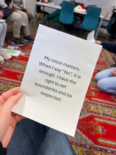 Bei einem reach.out Workshop steht auf einem Blatt steht geschrieben: "My voice matters. When I say 'No', it is enough, I have the right to set boundaries and be respected." © Ärzte der Welt